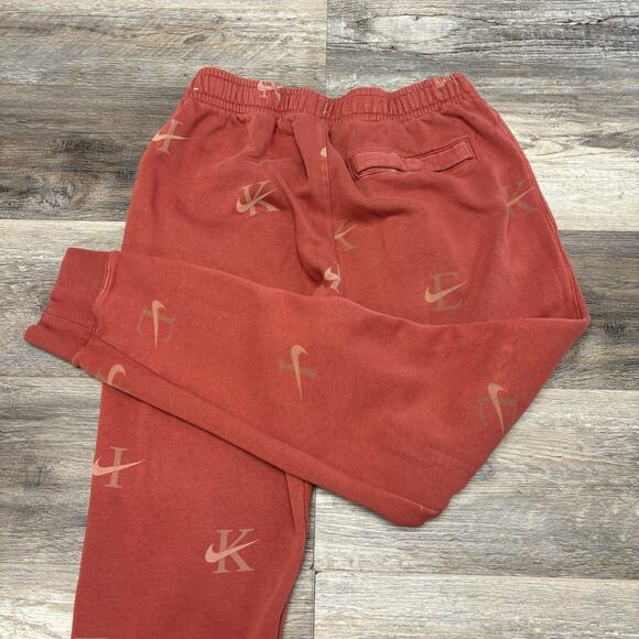 Nike Sportswear Club Fleece Rust Pink Mens M AOP Swoosh Tapered Jogger Sweatpant - Picture 1 of 14